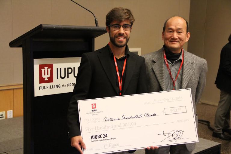 Antonio Prieto receiving Best UG Research Project Award, a five hundred dollar check